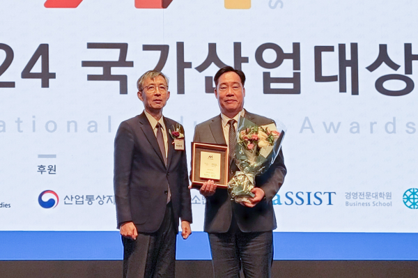 김평기 서부발전 발전처장(오른쪽)과 심사위원장인 박영석 서강대 경영대 교수가 기념촬영하는 모습