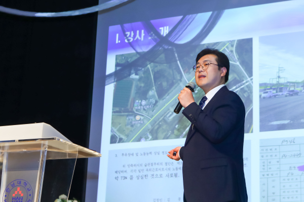 박경순 한남대 장애학생지원센터장이 장애인식 개선특강을 하고 있다.