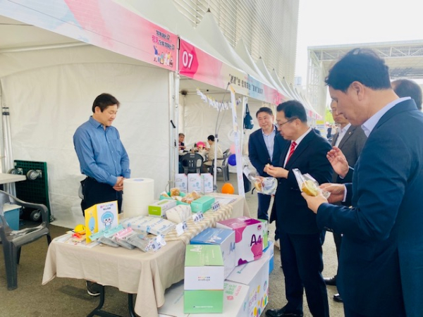 장애인의 날 행사를 둘러보는 이장우 시장