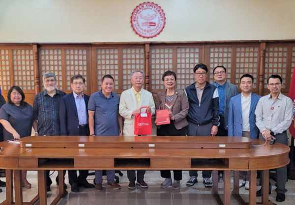 송희석 한남대 경상대학장(사진 왼쪽에서 5번째)과 맥칸 실리만대 총장(6번째)이 협의회를 갖고 센터건립을 추진한다.