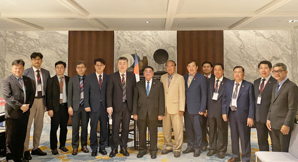 안정호 한국수자원공사 그린인프라부문장(사진 왼쪽 여섯 번째)이 4월 18일 캄보디아 프놈펜 현지에서 첨 옙(H.E. Cheam Yeap) 캄보디아 국회 부의장(사진 왼쪽 일곱 번째)과 캄보디아 ‘국가 물 비전 세미나(National Water Vision Seminar)’ 사전환담 후 주요 참석자들과 기념사진을 촬영하고 있다.