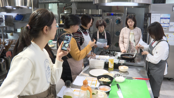 더본외식산업개발원에서 요리실습하는 모습