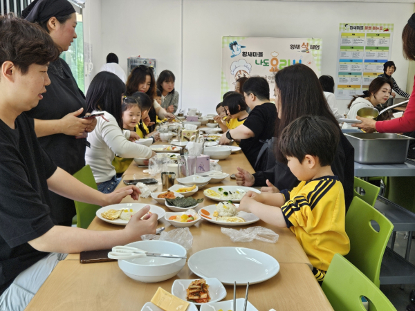 학부모와 함께 캐릭터 카레 만드는 모습
