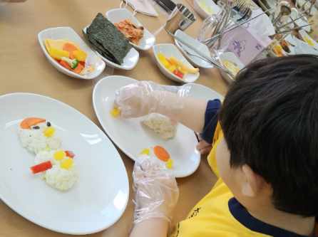 학부모와 함께 캐릭터 카레 만드는 모습