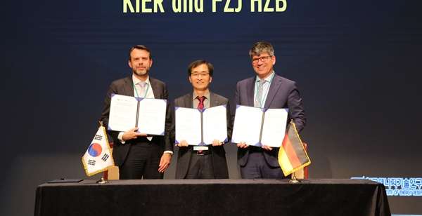 독일 헬름홀츠 율리히, 베를린 재료 에너지 연구소 업무협약 체결식.(왼쪽부터 FZJ Peter Jansens(페터 얀즌즈) 에너지 이사, 에너지연 이창근 원장, HZB Bernd Rech(베른트 레히) 과학 이사)