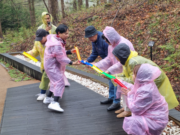 지난 20 일 국립횡성숲체원에서 필리핀 참가자들이 ‘ 포레스트 챌린지 (Forest Challenge) 프로그램에 참여하고 있다 .
