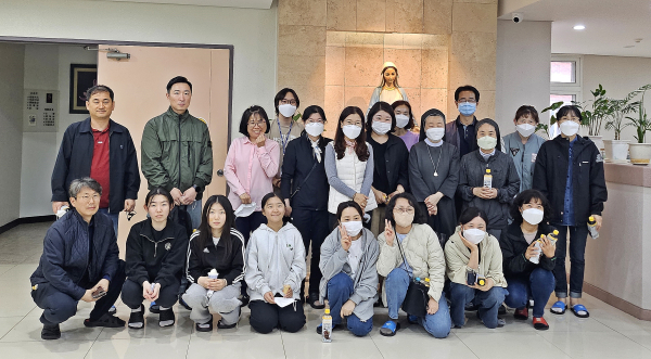 논산 성모의 마을 찾아 교직원 봉사활동 기념사진