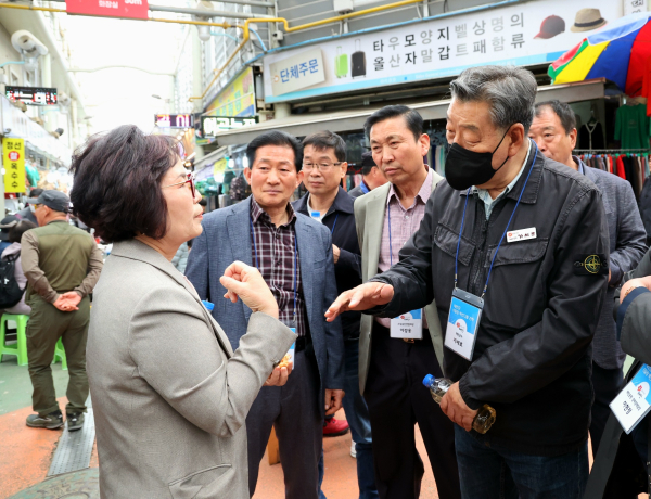 지난 22일 정선 아리랑시장 을 방문한 가세로 군수와 지역 상인들.