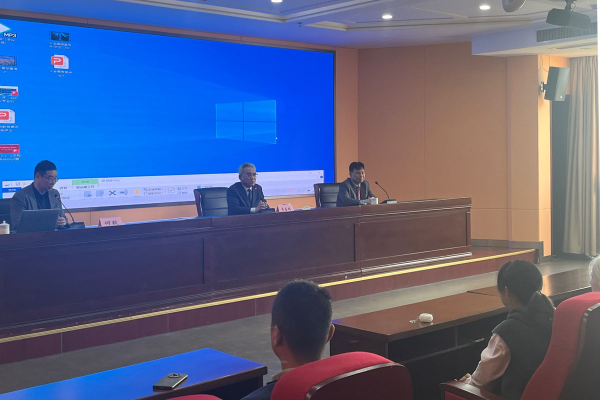 지난 16일 중국 전장시 전장고등전문학교에서 이희학 목원대 총장과 국제협력처 관계자들이 현지 학생을 대상으로 입학설명회를 하고 있다.