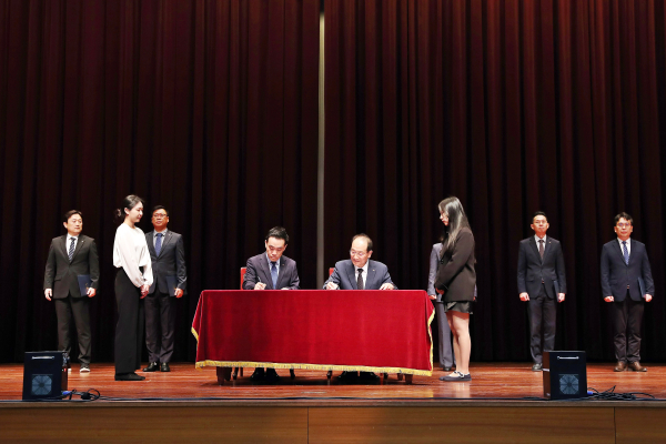 이성해 이사장(오른쪽)이 23일 백승배 월곶~판교 사업단장(왼쪽)과 ‘사업수행계획(Project Charter)’ 계약을 체결하고 있다.