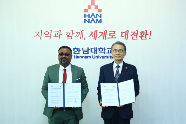 23일, 에티오피아 감벨라 대학 디리바(Dr. Diriba Eticha Tujuba) 총장과 이승철 총장이 협약서 체결 모습