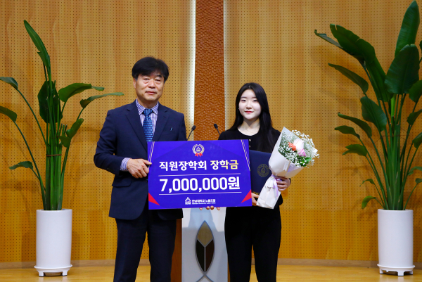 한남대 직원장학회, 교직원 예배 직후 장학금 전달식 모습