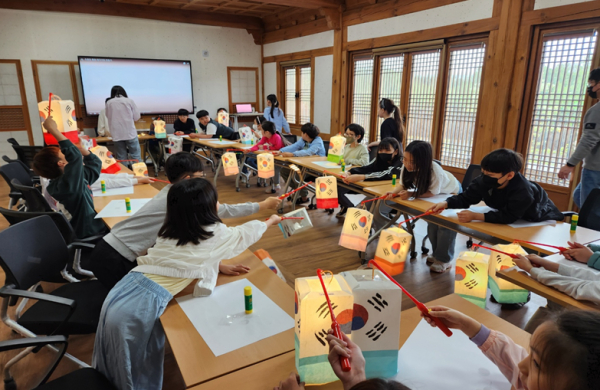 세종 전통문화체험관에서 태극기등 만들기를 진행하는 새롬초등학교 학생들