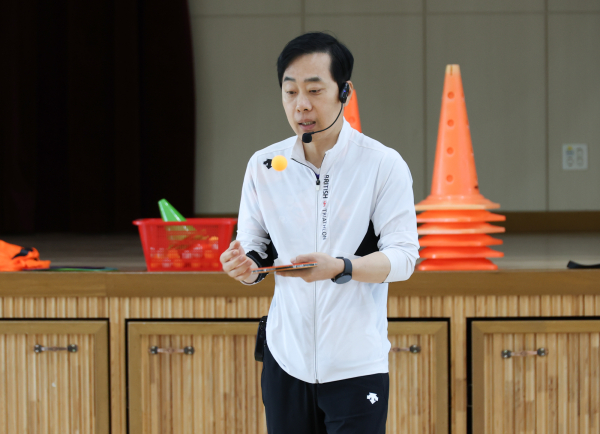 유남규 KRX탁구단 감독이 대전동문초등학교 일일강사 진행