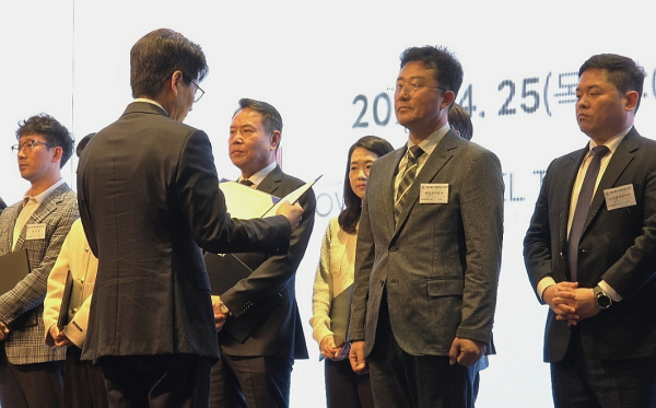 김태병 국토교통부 기술안전정책관이 전준호 대전도시공사 도시개발처장에게 표창장을 전수하고 있다.