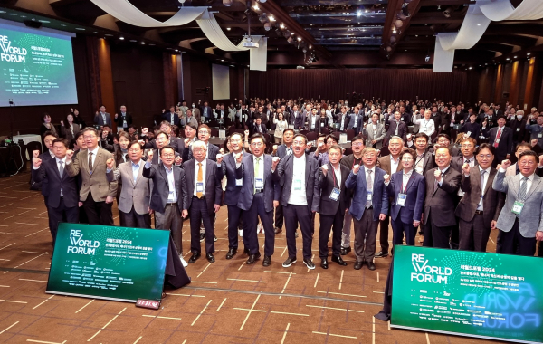 리월드포럼 2024 현장사진  * 김춘진 한국농수산식품유통공사 사장(첫 줄 좌측 7번째)