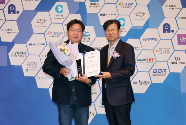 4월 25일,앰버서더 서울 풀만 호텔에서 열린 ‘2024 국가대표 브랜드 대상 시상식’에서 (왼쪽)골프존GDR아카데미 송재순 대표가 기념사진