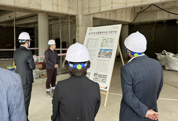 홍순광 서산시 부시장이 29일 동부지역 종합행정타운 건립 현장을 방문해 추진상황 점검 모습