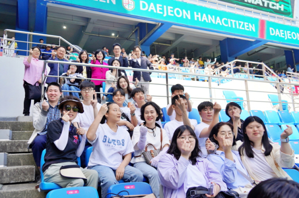 지난 27일 대전월드컵경기장에서 대전하나시티즌의 도움으로 1만여 명의 관객 앞에서 대전시사회서비스원이 장애인 인식 개선 공연을 펼쳤다.