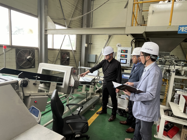 농협중앙회 충남검사국 소속의 검사역이 금마농협 미곡종합처리장에 대한 정기감사를 진행하며 중대재해 조치매뉴얼에 따른 점검 및 지도 진행