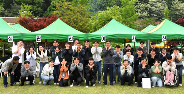 성창훈 사장과 임직원들이 소통행사 후 기념촬영을 하고 있다.