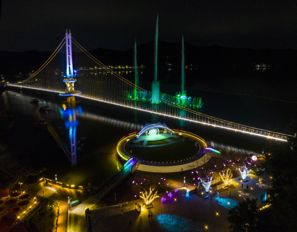 예당호 출렁다리와 음악분수