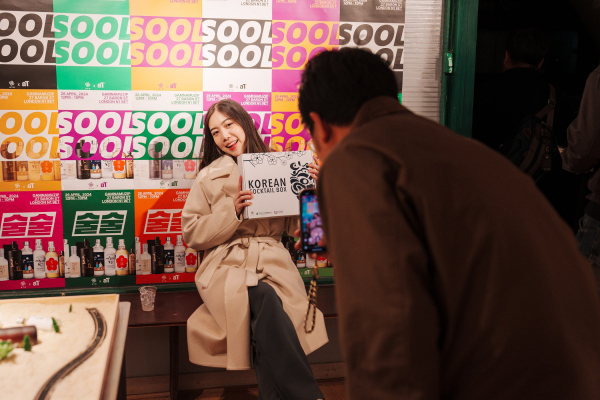 SNS로 K-전통주 키트를 홍보 중인 인플루언서