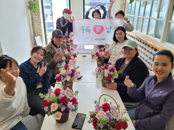 지난 4월 24일 관내 카페에서 진행된 꽃바구니 만들기 과정에 참여한 ‘가족愛발견’ 참여자들.