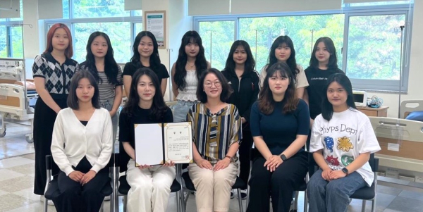 질병관리청과 국제한인간호재단의 ‘KDCA-GKNF 감염병예방 올바른 손씻기 슬로건 공모전'에서 ’손은 반짝, 세균은 깜짝!‘으로 최우수상 수상 기념사진