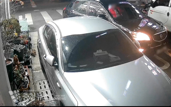 주차된 차량을 들이받고 도주하는 피의자