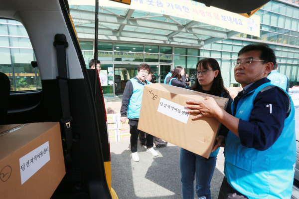 가정의 달 맞이 선물나눔 활동 모습