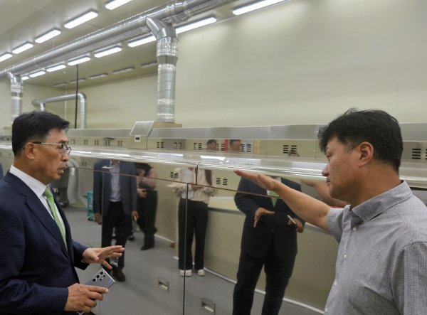 ㈜제우스 현장 방문사진 * 한국농수산식품유통공사 김춘진 사장(좌측 2번째), ㈜제우스 김한상 대표(우측)