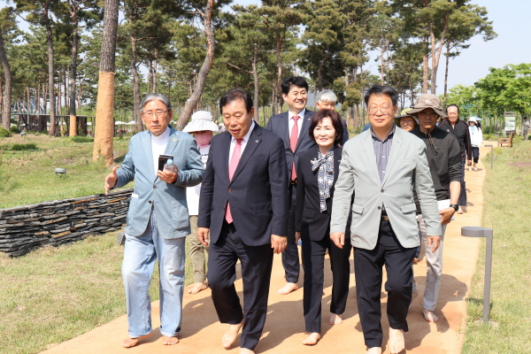 세종중앙공원 솔숲정원 맨발 산책길 개장식에서 최민호 세종시장(가운데), 조소연 공단 이사장(오른쪽)이 맨발걷기 체험 모습