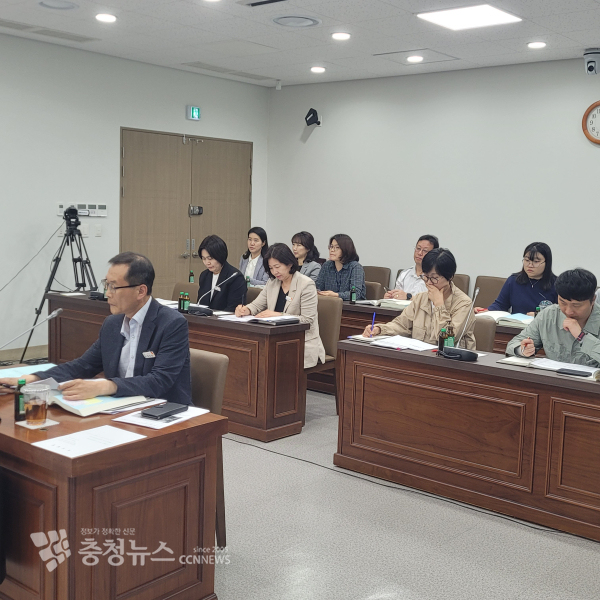 예결위 심사를 받고 있는 계룡시 가족돌봄과 직원들