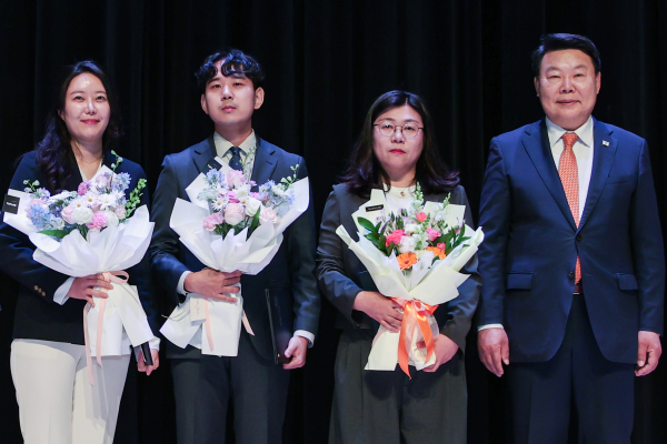 공모전 시상 사진 (왼쪽부터 장명원주무관(위생팀), 장지훈주무관(지적관리팀), 이희정팀장님(행복키움지원팀))