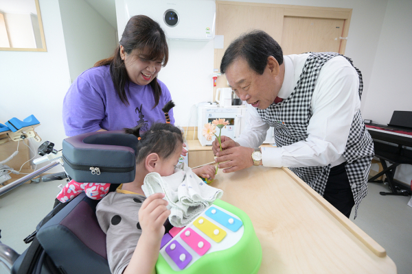 최민호 시장 충녕어린이집 방문 모습