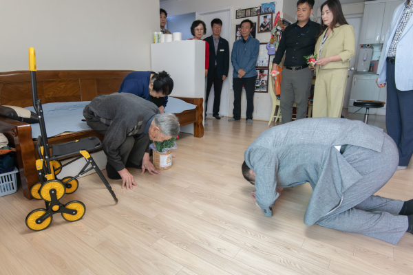 99세이상 어르신 가구 카네이션 꽃바구니 전달 (큰절 올리는 최원철 시장 모습)