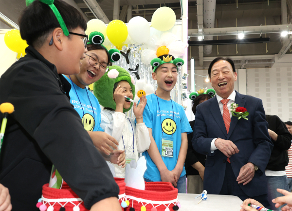 제8회 대한민국 어린이 놀이 한마당 행사에 참여하고 있는 설동호 교육감 모습
