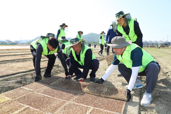 3일, 공주시 의당농협 육묘장에서 일손돕기 행사 모습