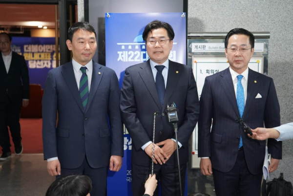 왼쪽부터 더불어민주당 정책수석부대표 김용민, 원내대표 박찬대, 운영수석부대표 박성준 의원
