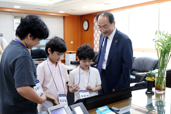 국가철도공단 이성해 이사장(오른쪽 첫 번째)이 3일 공단 본사에서 철도 꿈나무들과 소통하고 있다.