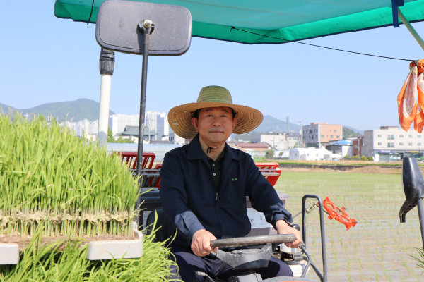 (사)한국새농민 대전광역시회 상생·협력농장 모내기 행사 모습