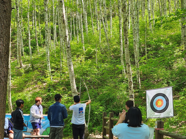 4일 경북 김천시 증산면 국립김천치유의숲 자작나무숲에서 미얀마 카렌족재정착 난민 가족들이 자작나무 활쏘기 체험을 하고 있다