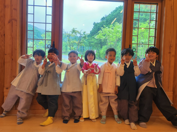 5일 김천시 대항면 사명대사공원 한복체험관에서 미얀마 카렌족 어린이들이 한복을 입고 기념촬영을 하고 있다.