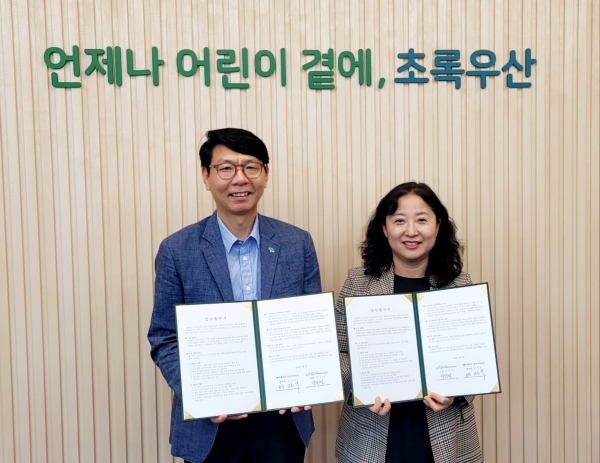 (왼쪽부터) 초록우산 대전지역본부 한전복 충청권역총괄본부장, 대전이주여성쉼터 박민정 소장