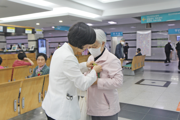 어버이날 카네이션 달아드리기 행사 모습