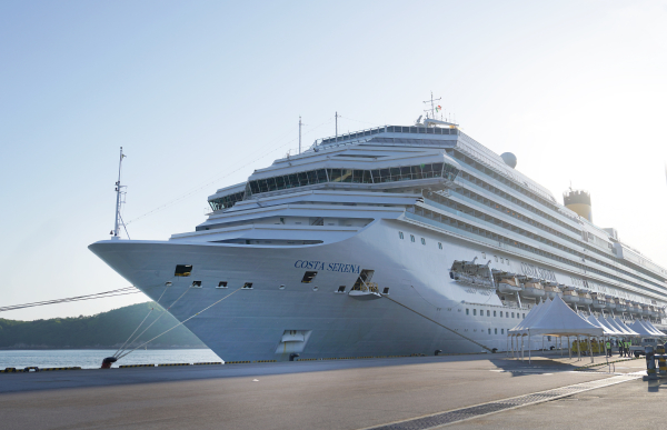 대산항 국제여객터미널에 접안한 국제 크루즈선 ‘코스타세레나호’