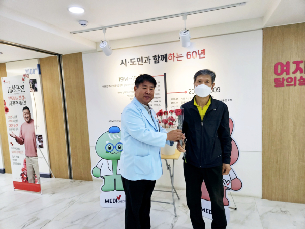 대전충남지부, 어버이날 맞아 카네이션 증정 행사 모습