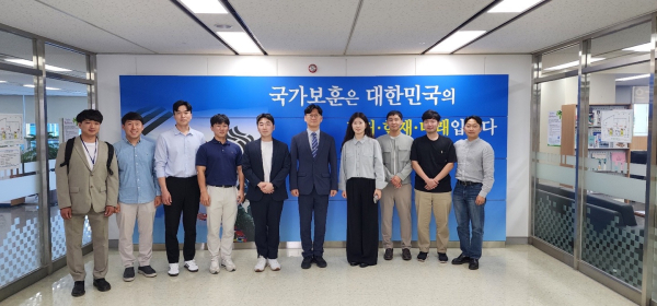 전직지원제도 교육에 참여한 참가자들이 사진을 촬영하고 있다