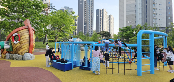 테크노 제3호 공원에 준공된 ‘파도 네트 놀이대’